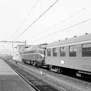 881991 Afbeelding van een diesellocomotief van de N.M.B.S. met een trein uit België te Rotterdam C.S.
